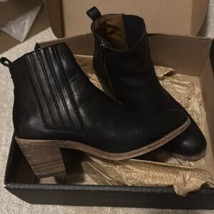 Frye - Alton Chelsea black booties - size 7M